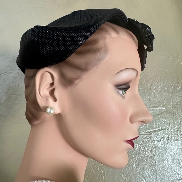 ELEGANT 1950s\' BLACK STRAW COCKTAIL HAT WITH BEADED STRAW \